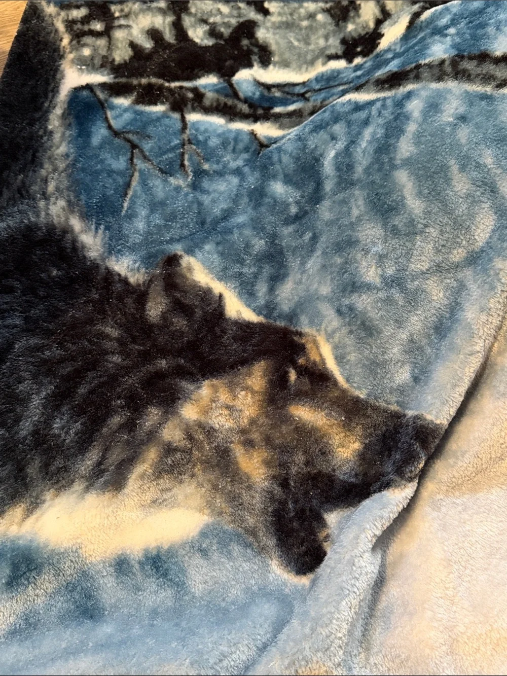 Cozy Blue Wolf Plush Throw Blanket - Soft Home Bedding